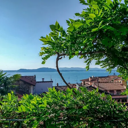 Casa vacanze Sula' - In The Village With Lake View And Patio